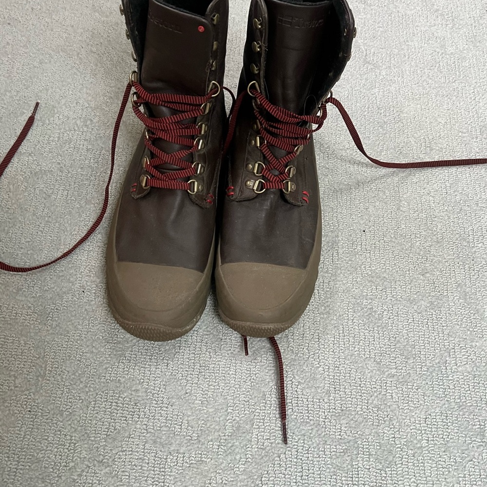 Great pair of Tretorn men’s rubber high tops/shoes. Used once ! Vintage style.